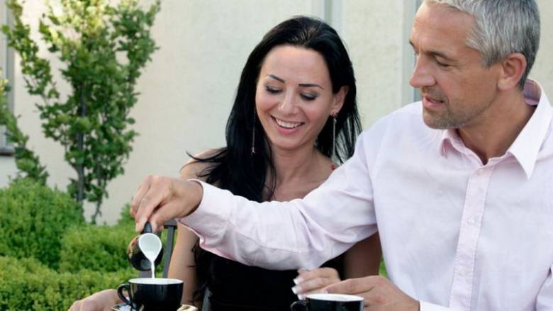 Asyiknya Menjalin Hubungan dengan Pria yang Jauh Lebih Tua